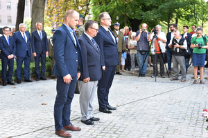 Delegacja Oddziału IPN we Wrocławiu złożyła kwiaty przed pomnikiem rotmistrza Pileckiego.