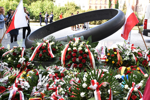 Uroczystości przy pomniku rotmistrza Witolda Pileckiego na Promenadzie Staromiejskiej.