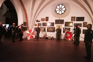 Uroczystość przy tablicy upamiętniającej Powstańców Warszawskich w Kościele Garnizonowym.