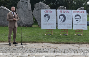 Prezes Instytutu Pamięci Narodowej obok tablic upamiętniających ofiary Zbrodni Lubińskiej. Fot. Dominik Wojtkiewicz (IPN)