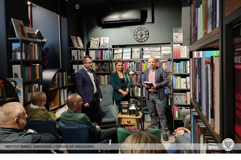 Od lewej: Kamil Frączkiewicz, Agnieszka Klarman oraz dr Kamil Dworaczek, naczelnik Oddziałowego Biura Badań Historycznych IPN Wrocław.