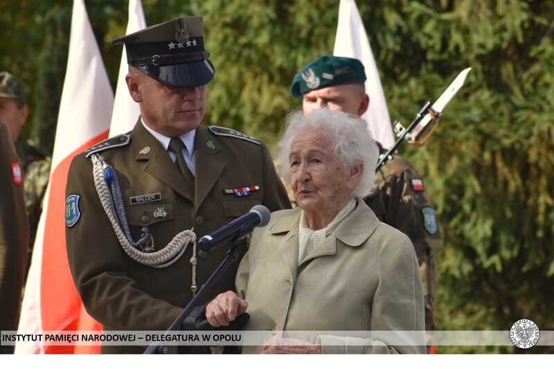 Przy mikrofonie: Helena Kamerska. Fot. Dominik Wojtkiewicz (IPN)