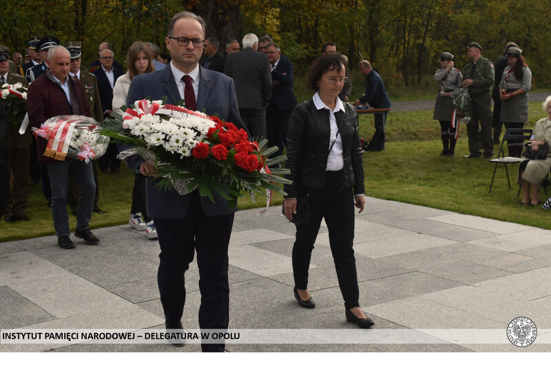Naczelnik Oddziałowego Biura Upamiętnienia Walk i Męczeństwa IPN we Wrocławiu Wojciech Trębacz i Sylwia Krzyżanowska. Fot. Dominik Wojtkiewicz (IPN)