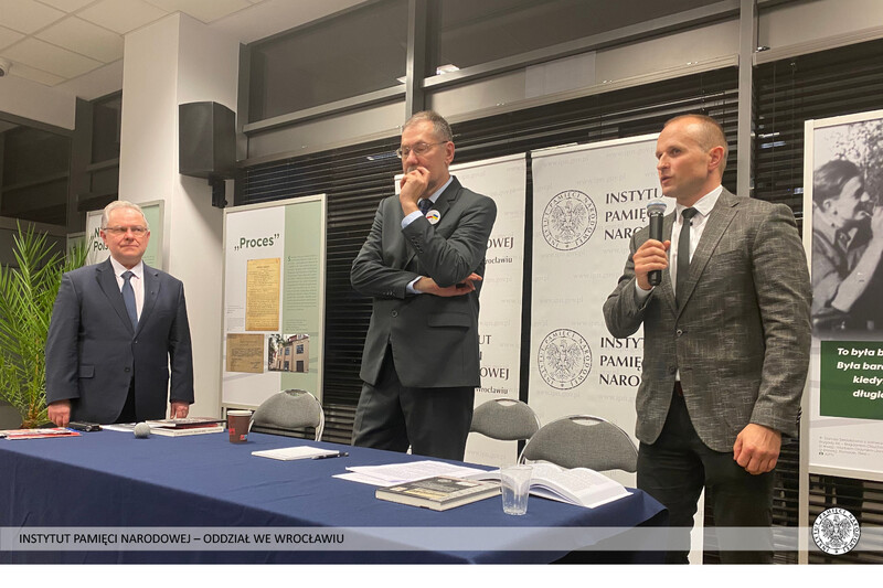 Od lewej: dr Stanisław Bogaczewicz: IPN OBEN Wrocław, Roman Kowalczyk: Dolnośląski Kurator Oświaty, Marcin Marczak: p.o. Zastępcy Dyrektora IPN Oddział we Wrocławiu.