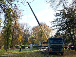 Rozbiórka pomnika w Głubczycach objęła demontaż obelisku i sowieckiego żołnierza z zachowaniem zabytkowego cokołu z XIX w., na którym zostanie usytuowane nowe upamiętnienie, sfinansowane przez IPN