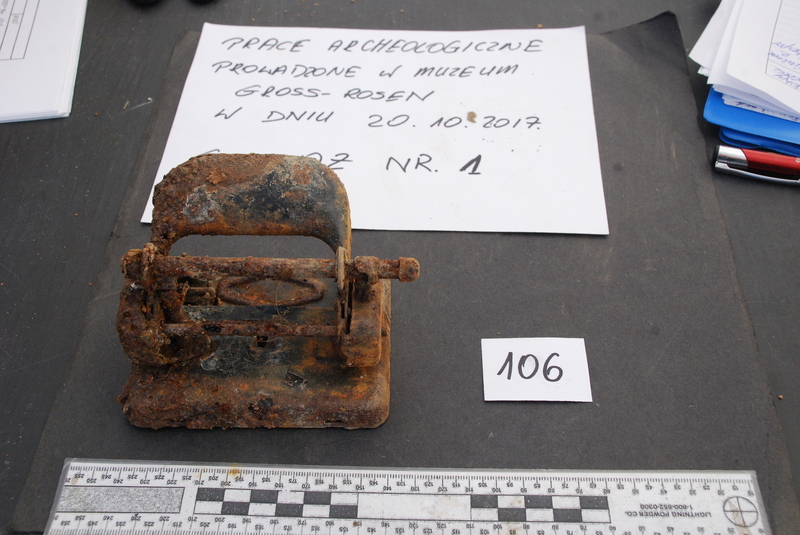 W zbiorowej mogile ujawniono ponad 700 przedmiotów należących do więźniów obozu oraz członków jego załogi, jak też stanowiących wyposażenie pomieszczeń biurowych, kantyny i szpitala