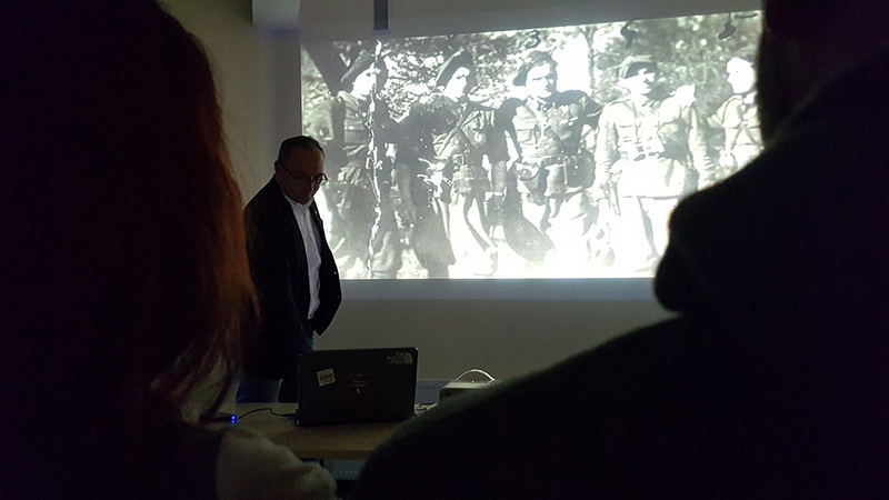 Marek Gadowicz podczas projekcji filmu „Kwatera Ł” w CASiS „Skałka”