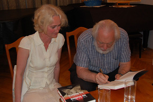 Prof. Borys Sokołow podpisuje swoje książki