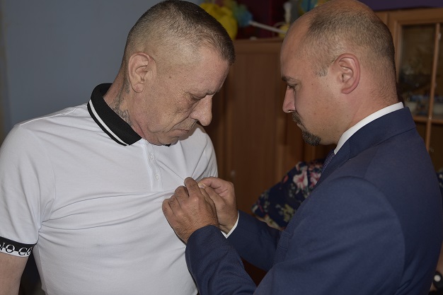 Krzyż Wolności i Solidarności dla pana Leszka Kołaczyńskiego - Świdnica, 6 lipca 2023/ fot. M.Parysek IPN Wrocław