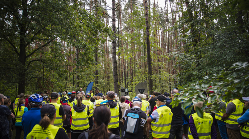 I Rajd Rowerowy Pamięci Ofiar Niemieckich Obozów na Dolnym Śląsku – Jelcz – Laskowice, 23 września 2023. Fot. Agata Ligęcka (IPN)