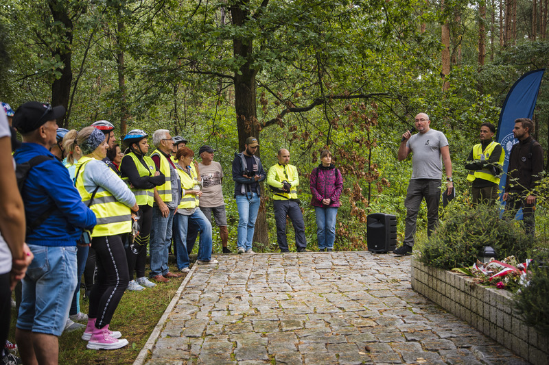 I Rajd Rowerowy Pamięci Ofiar Niemieckich Obozów na Dolnym Śląsku – Jelcz – Laskowice, 23 września 2023. Fot. Agata Ligęcka (IPN)