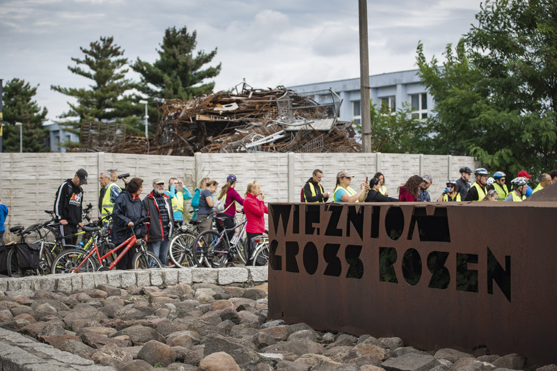I Rajd Rowerowy Pamięci Ofiar Niemieckich Obozów na Dolnym Śląsku – Jelcz – Laskowice, 23 września 2023. Fot. Agata Ligęcka (IPN)