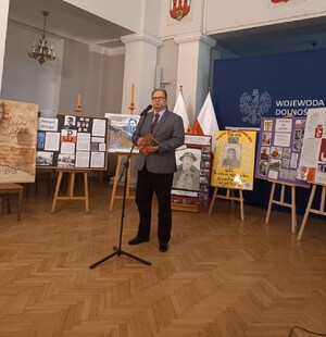 Wernisaż wystawy „Przesłanie dla pokoleń” w Sali Kolumnowej Dolnośląskiego Urzędu Wojewódzkiego - Wrocław, 5 marca 2024
