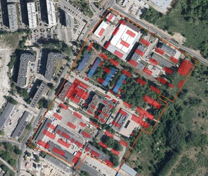 Czerwone znaczniki – zabudowania obozu Burgweide (według stanu z 7 lutego 1945 roku) na tle zagospodarowania terenu poobozowego w 2022 roku. Niebieskie znaczniki – cztery obiekty mieszkalne rozebrane jesienią 2022 roku, a istniejące na terenie poobozowym od przełomu lat 40. i 50. XX wieku, określane potocznie mianem baraków i przez wiele lat niesłusznie uznawane za oryginalne obiekty obozowe. Fotografia satelitarna z 2022 roku za: SIP Wrocław / opracowanie Marek Michalski
