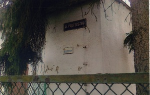 Cegiełka umieszczona na północnej elewacji nieistniejącego obecnie budynku przy alei Poprzecznej 48 (widok od strony ulicy), kwiecień 2016 roku. Fot. ze zbiorów Towarzystwa Miłośników