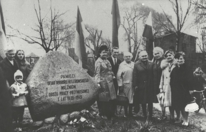 Byli polscy robotnicy przymusowi przy pomniku ofiar Burgweide, kwiecień 1974 roku. Fot. ze zbiorów Towarzystwa Miłośników Wrocławia — Klubu Ludzi ze Znakiem P