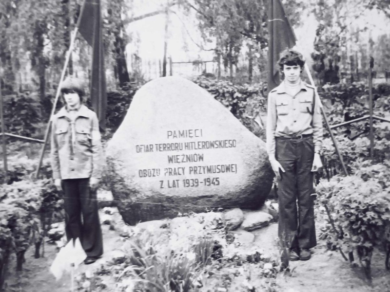 Warta honorowa harcerzy ze Szczepu Uśmiech przy Szkole Podstawowej nr 40 we Wrocławiu, 1974 lub 1975 rok. Fot. ze zbiorów Romana Trembowskiego (na zdjęciu po prawej)