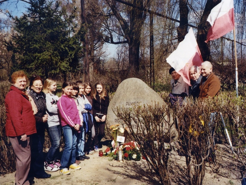 Okolicznościowe spotkanie przy pomniku z okazji obchodzonego w kwietniu Miesiąca Pamięci Narodowej. Młodzież ze Szkoły Podstawowej nr 40, kwiecień 2010 roku. Fot. ze zbiorów Towarzystwa Miłośników Wrocławia — Klubu Ludzi ze Znakiem P