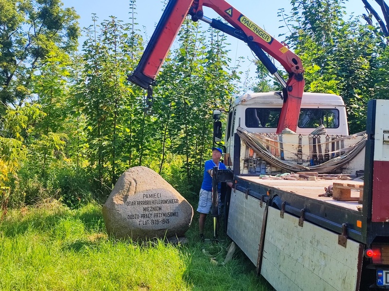 Przenoszenie pomnika Burgweide na teren poobozowy, 16 sierpnia 2023 roku. Fot. Kamilla Jasińska / IPN Wrocław
