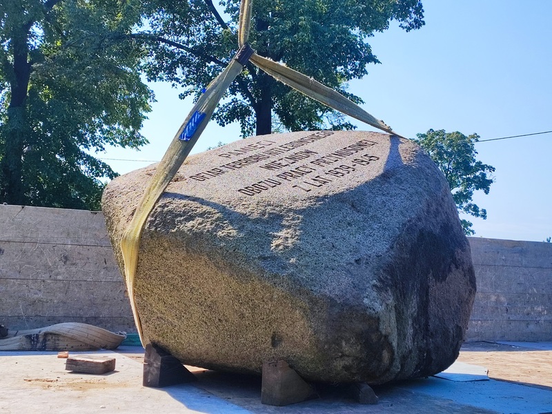 Przenoszenie pomnika Burgweide na teren poobozowy, 16 sierpnia 2023 roku. Fot. Kamilla Jasińska / IPN Wrocław