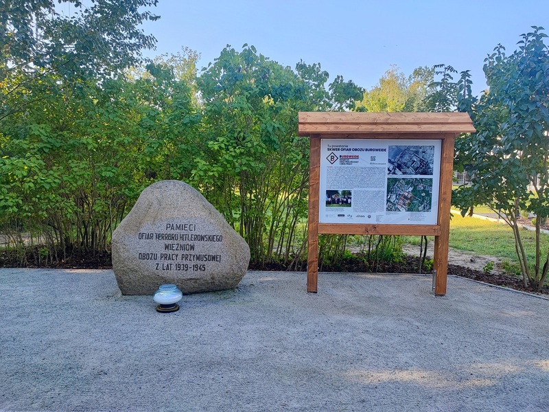 Pomnik Burgweide stanął przy wejściu na planowany skwer Ofiar Obozu Burgweide, na specjalnie przygotowanym przez Zarząd Zieleni Miejskiej we Wrocławiu niewielkim placu. Tuż obok pomnika staraniem Instytutu Pamięci Narodowej ustawiona została tablica informacyjna przybliżająca w skrócie dzieje obozu Burgwide i historię obelisku, wrzesień 2023 roku. Fot. Kamilla Jasińska / IPN Wrocław