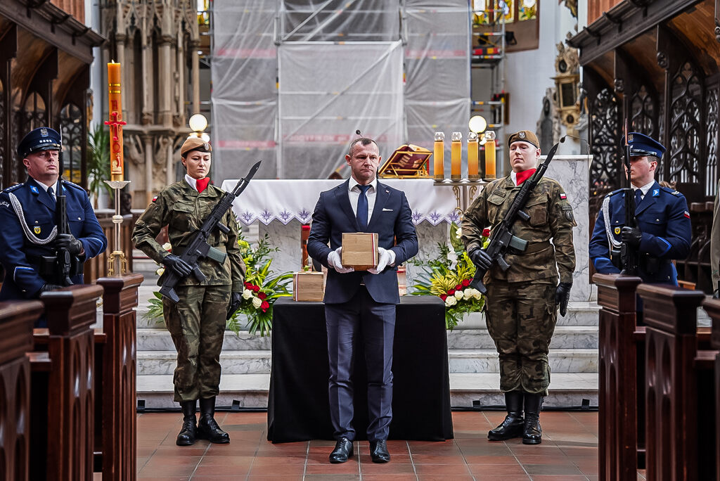 "Dzisiaj w tym miejscu w szczególny sposób łączy się hasło „Bóg i Ojczyzna”. Bogu oddajemy cześć, a Ojczyźnie przywracamy naszych bohaterów" - uroczystości pogrzebowe Ofiar Zbrodni Katyńskiej we Wrocławiu, 5 marca 2026