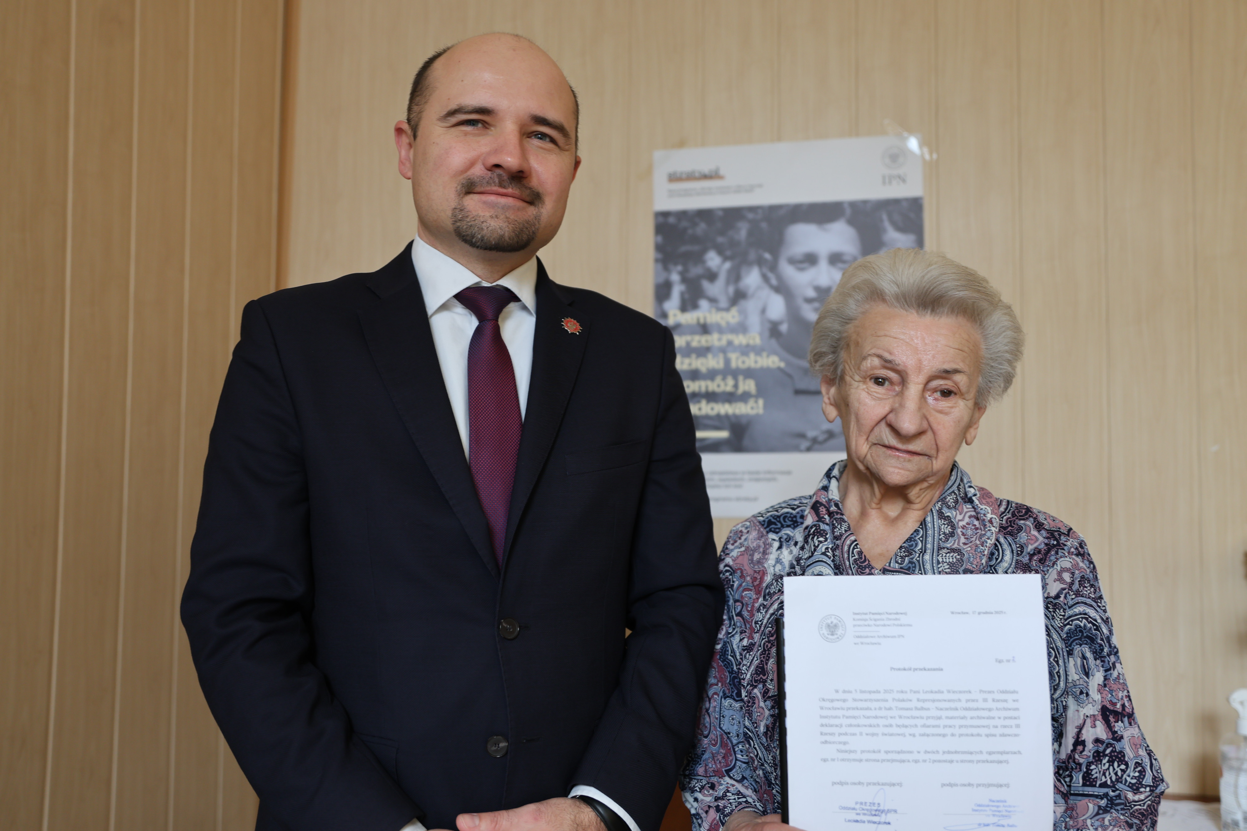 Wrocławskie Archiwum IPN wzbogaciło swój zasób o 58,8 mb materiałów. Wśród przekazanych zbiorów znalazło się 44,64 mb akt oraz 14,16 mb kartotek - Wrocław, 27 marca 2026