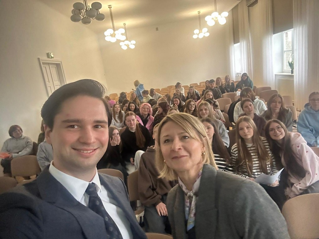 Kto się boi Krasnoludków i czy żart może być niebezpieczny? Odpowiedzi na te i inne pytania szukali uczniowie Liceum Ogólnokształcącego im. Władysława Jagiełły w Dębicy - 8 kwietnia 2026