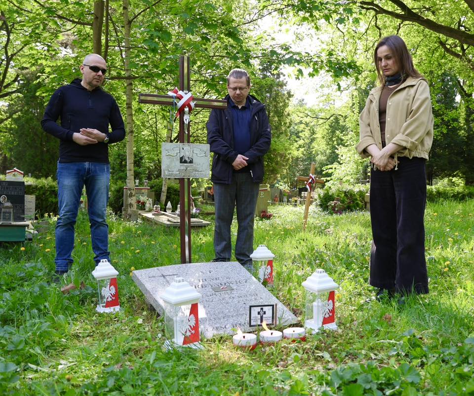 W kolejną rocznicę śmierci pracownicy Oddziału IPN we Wrocławiu zapalili znicze i uporządkowali grób „Zabawy” - Cmentarz Osobowicki we Wrocławiu, 6 maja 2026