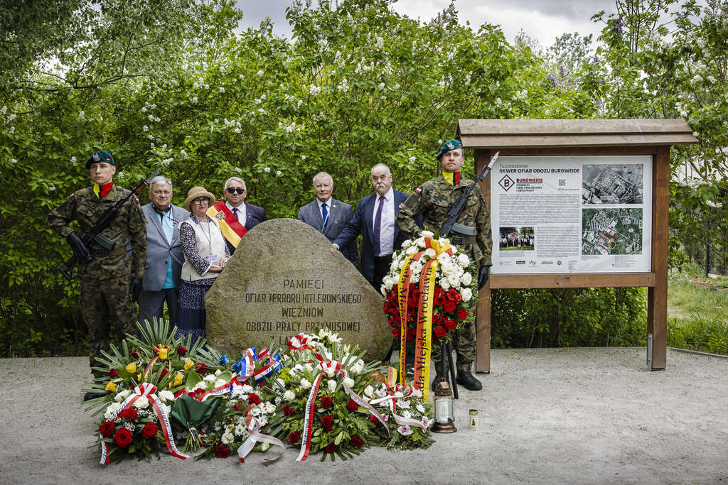 Uroczystość upamiętniająca 81. rocznicę kapitulacji Festung Breslau oraz oswobodzenia niemieckiego obozu pracy Burgweide na wrocławskich Sołtysowicach. W ramach obchodów odbyła się również część edukacyjna - Skwer Ofiar Obozu Burgweide os. Sołtysowice Wrocław, 6 maja 2026