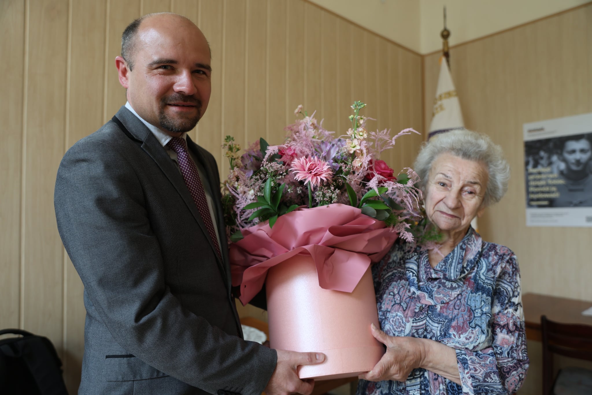 Pani Leokadia Wieczorek obchodzi 90. urodziny – wyjątkowy jubileusz niezwykłej działaczki społecznej i patriotycznej. Z okazji jubileuszu życzenia i wyrazy uznania Jubilatce złożył dyrektor wrocławskiego Oddział Instytutu Pamięci Narodowej dr hab. Kamil Dworaczek - Wrocław, 14 maja 2026