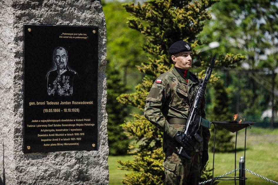 Na terenie 23. Śląskiego Pułku Artylerii im. gen. Tadeusza Jordan-Rozwadowskiego, odbyły się uroczystości upamiętniające 160. rocznicę urodzin gen. Tadeusza Rozwadowskiego – wybitnego dowódcy, współtwórcy zwycięstwa w Bitwie Warszawskiej - Bolesławiec, 19 maja 2026