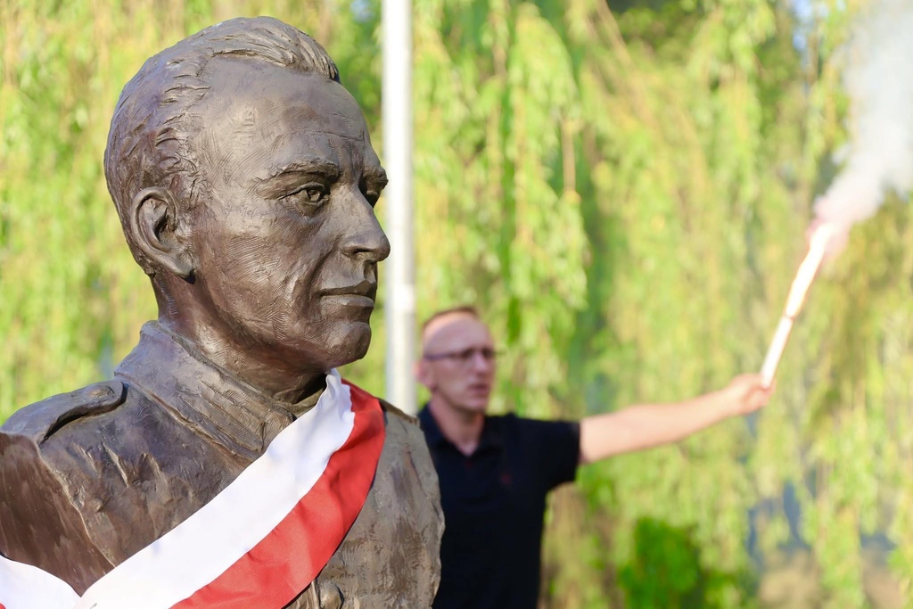 25 maja – w rocznicę zamordowania z wyroku komunistycznego sądu w więzieniu na warszawskim Mokotowie rtm. Witolda Pileckiego – w całym kraju zapłonęły znicze pamięci. Światła zapłonęły także w miejscach na Dolnym Śląsku związanych z Rotmistrzem - Wrocław, 25 maja 2026