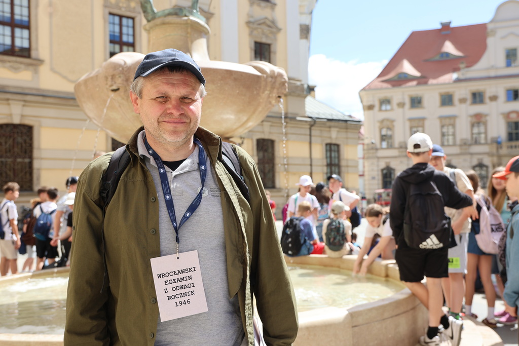 Plac Solny oraz ulice wrocławskiego Rynku zamieniły się w żywą planszę gry terenowej „Wrocławski egzamin z odwagi. Rocznik 1946”. Uczestnicy przenieśli się do maja 1946 roku, aby śladami dawnych studentów i uczestników majowych strajków odtworzyć tajny raport o wolność - Wrocław, 28 maja 2026